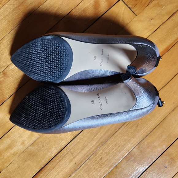 Cole Haan metallic in size 6 - Picture 7 of 7